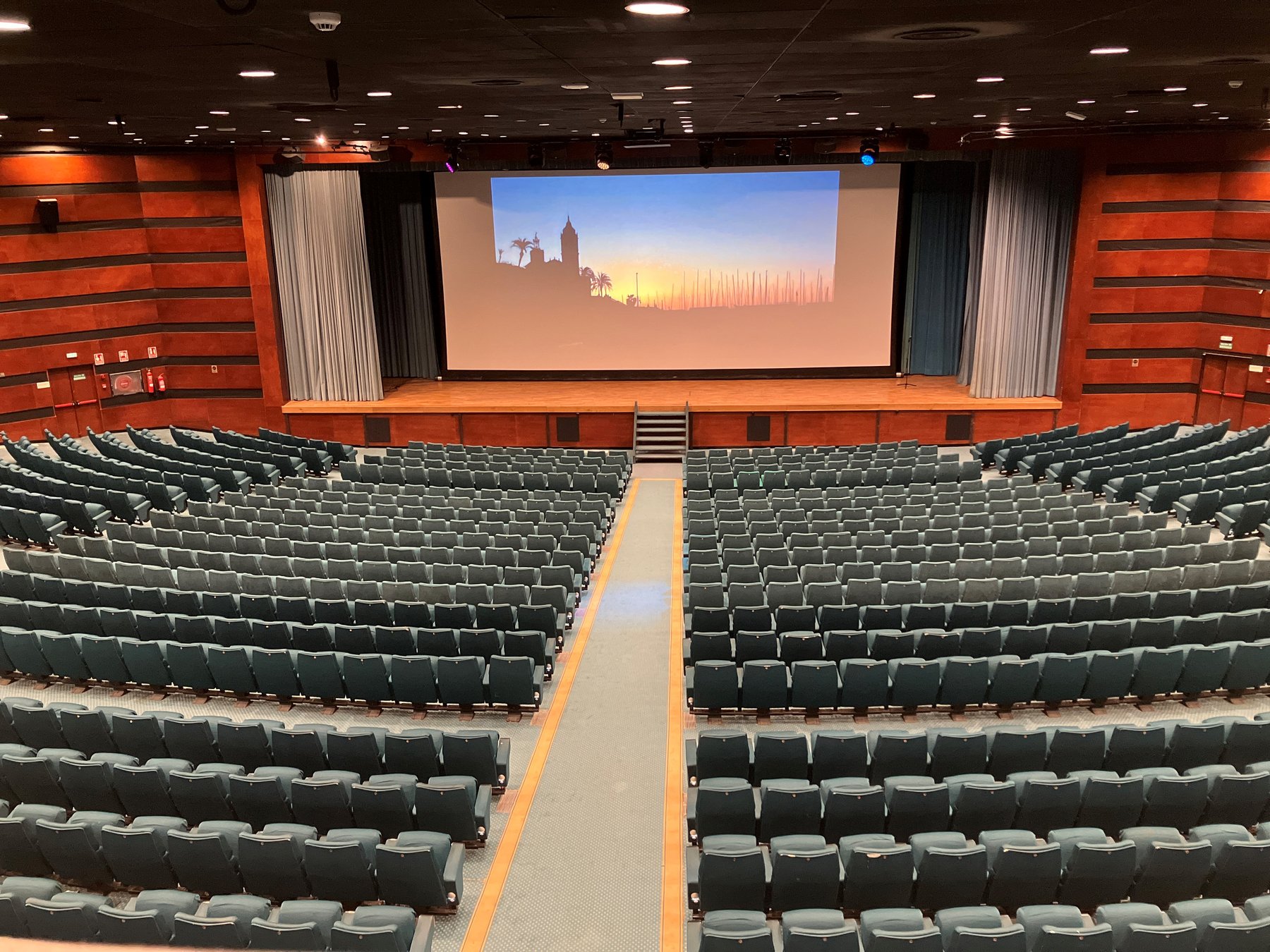 Vista frontal del escenario y las butacas del Auditorio Sitges